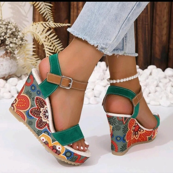 Women's Thick Platform Wedge Heel Floral Patterned Summer Sandals - Picture 4 of 5